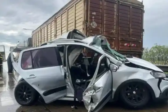 Choque fatal en la autopista Rosario-Córdoba: murió un joven y hay dos heridos