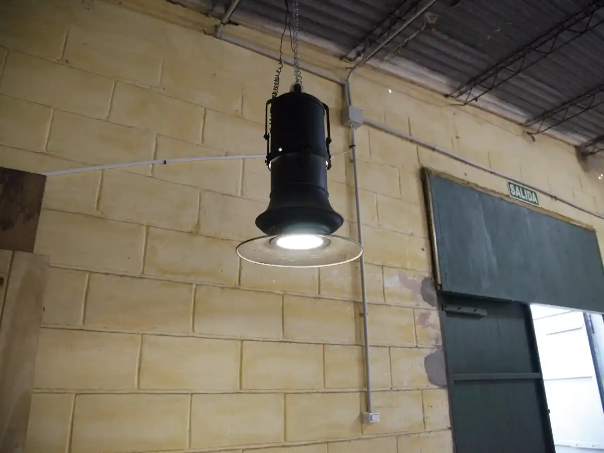 En la era led, un farol centenario sigue iluminando Tiro y Gimnasia  