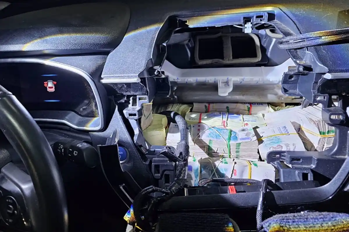 Viajaba con más de $357 millones ocultos en su vehículo y se los incautaron