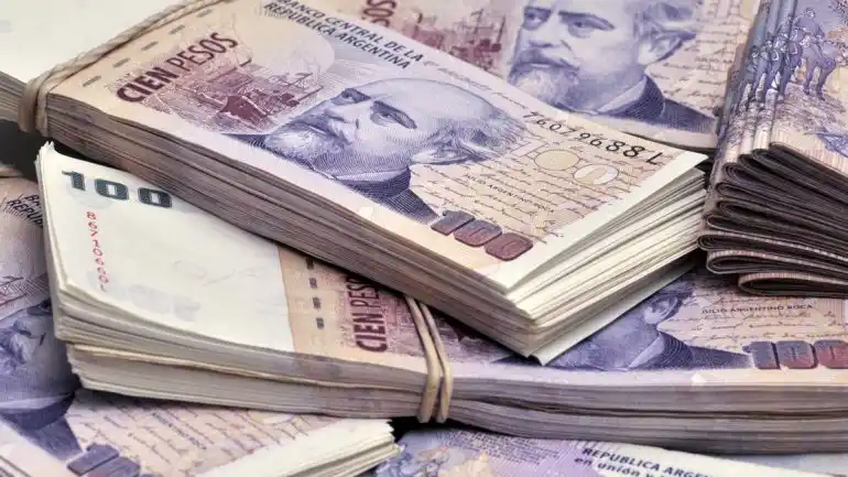 Los bancos le exigieron al gobierno un billete mayor al de $100