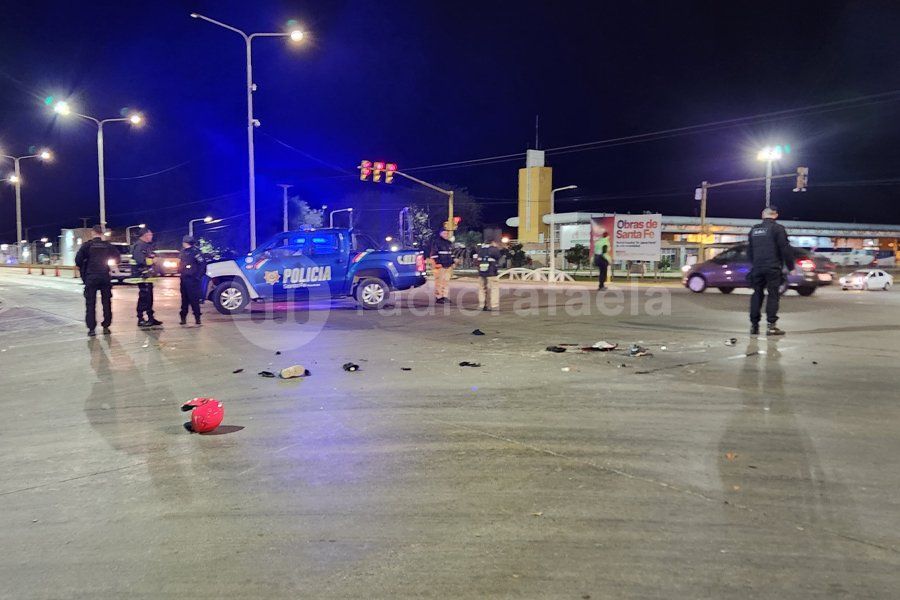 Grave episodio: un motociclista terminó bajo el acoplado de un camión tras un violento impacto