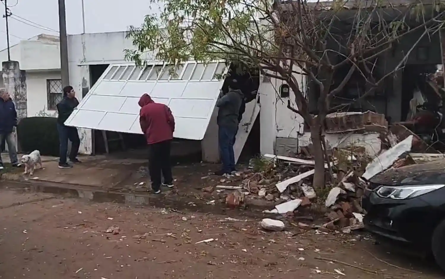 Daños totales en la vivienda de calle Pasaje Ombú al 300. Foto: Gentileza FM Rufino.