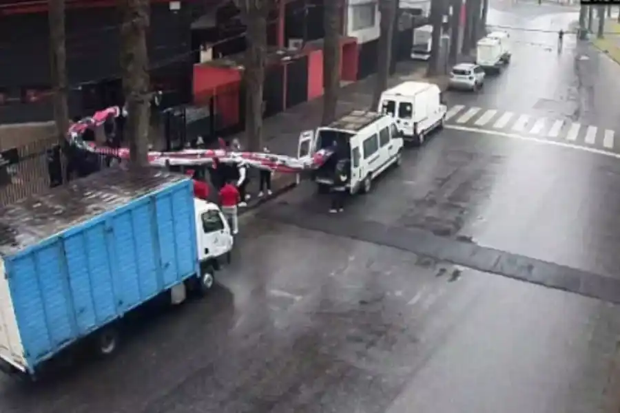 Así entraron la bandera de Los Monos a la cancha de Newell's en la despedida de Maxi Rodríguez