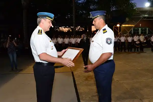Distinguieron a un Suboficial que salvó a cuatro náufragos