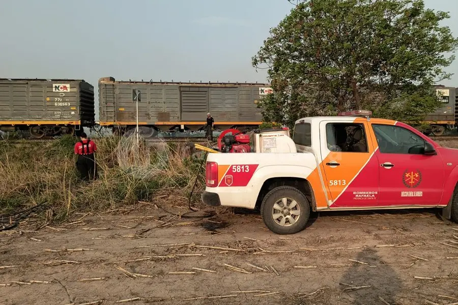 Lunes en llamas en Rafaela: pastizales en llamas en zona rural de calle Misiones