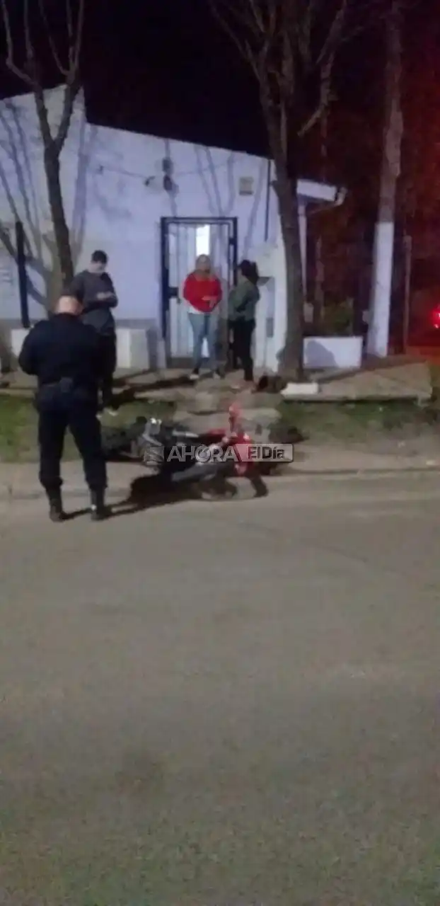 Choque entre un auto y una moto en zona de la Terminal: uno de los conductores fue trasladado al Hospital