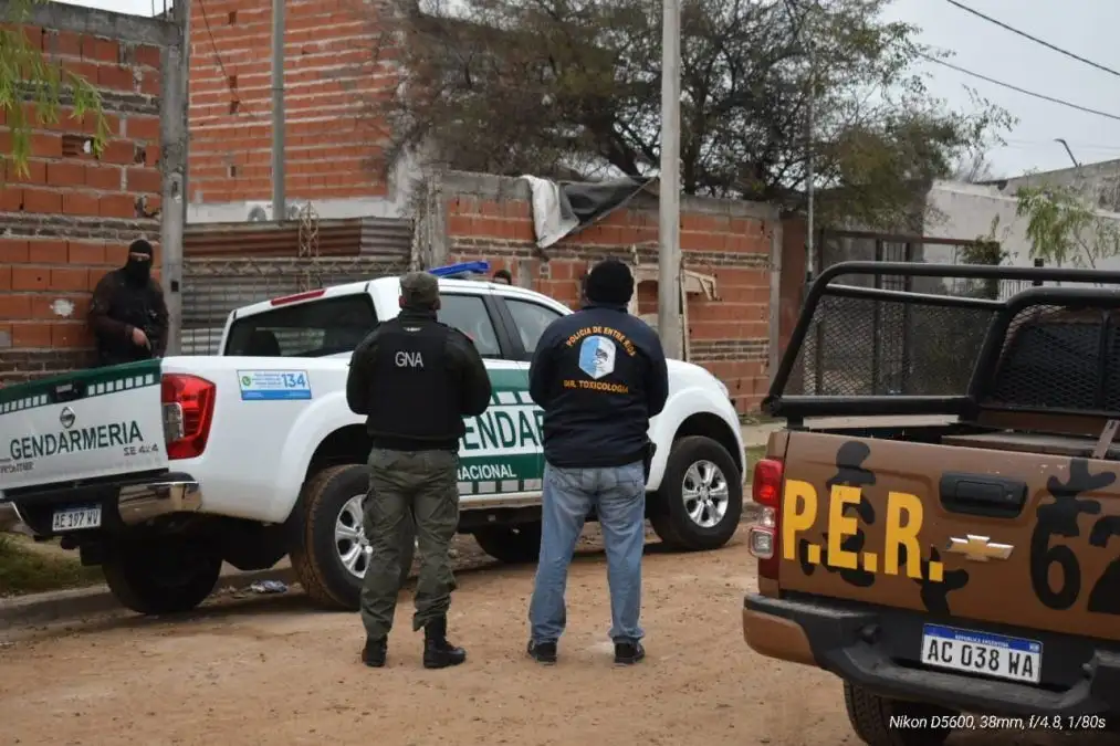 En los allanamientos se secuestró 413 mil pesos, 202 fracciones de cocaína; 69 envoltorios de marihuana; una escopeta calibre 28, y 60 municiones calibre 22 largo.