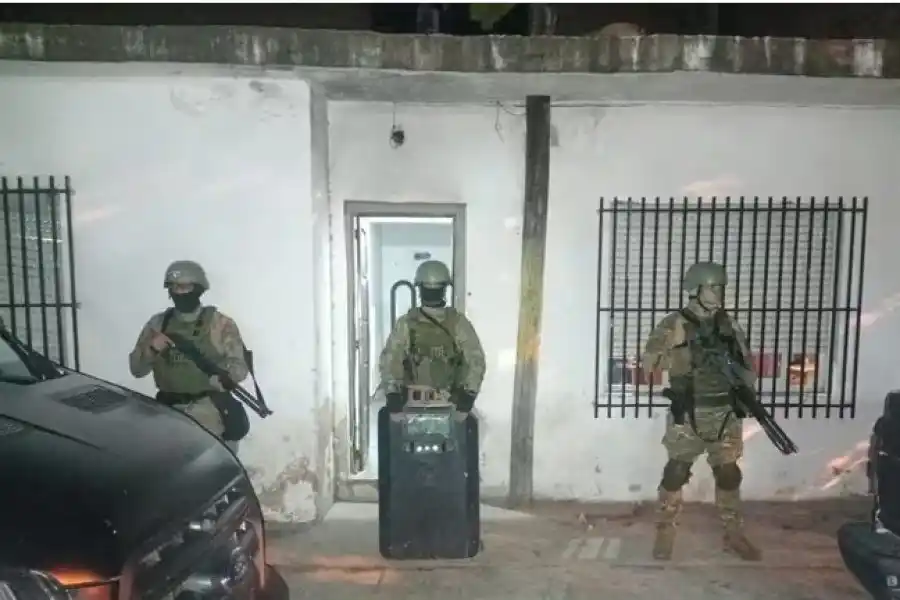 La Policía de Santa Fe en uno de los domicilios allanados