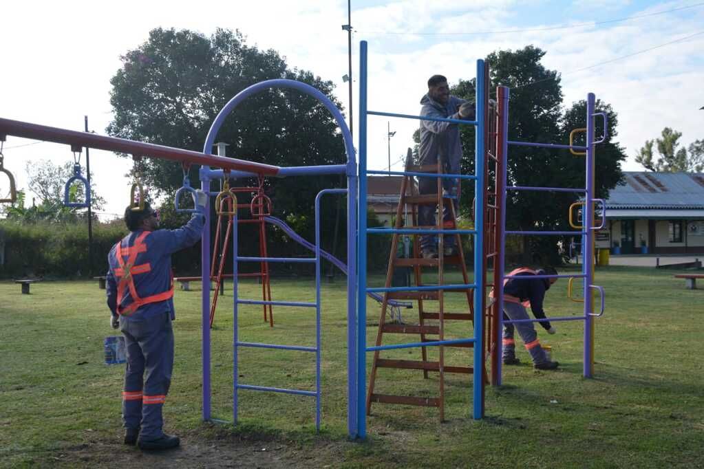 Se realizan tareas de mantenimiento en espacios públicos de la ciudad