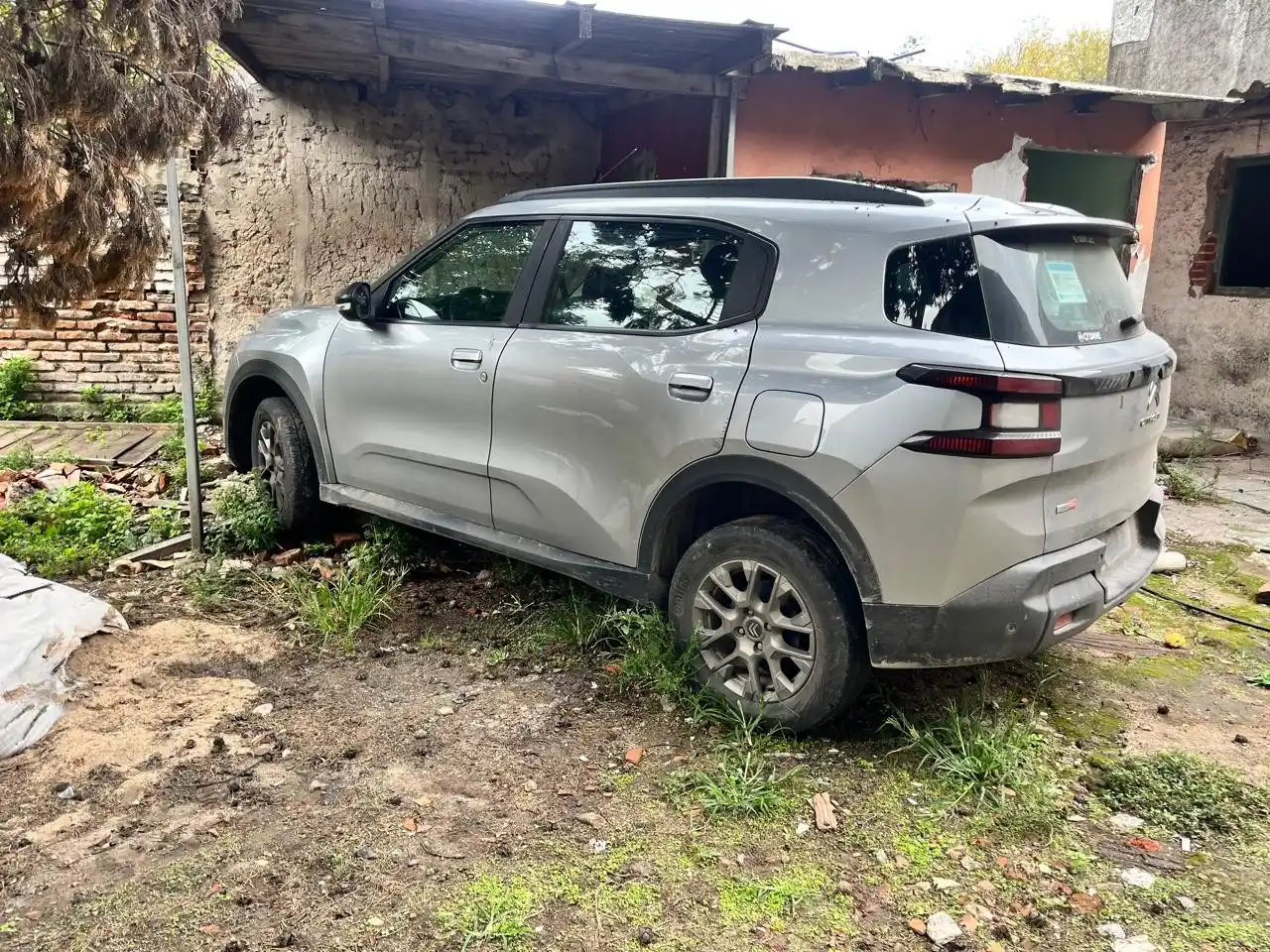 El vehículo sustraído estaba oculto en un inmueble abandonado en la zona de Juncal entre Roca y Castelli.