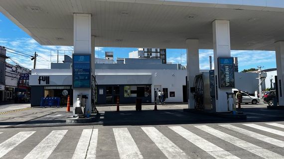 Volvieron a generarse largas filas para cargar combustible