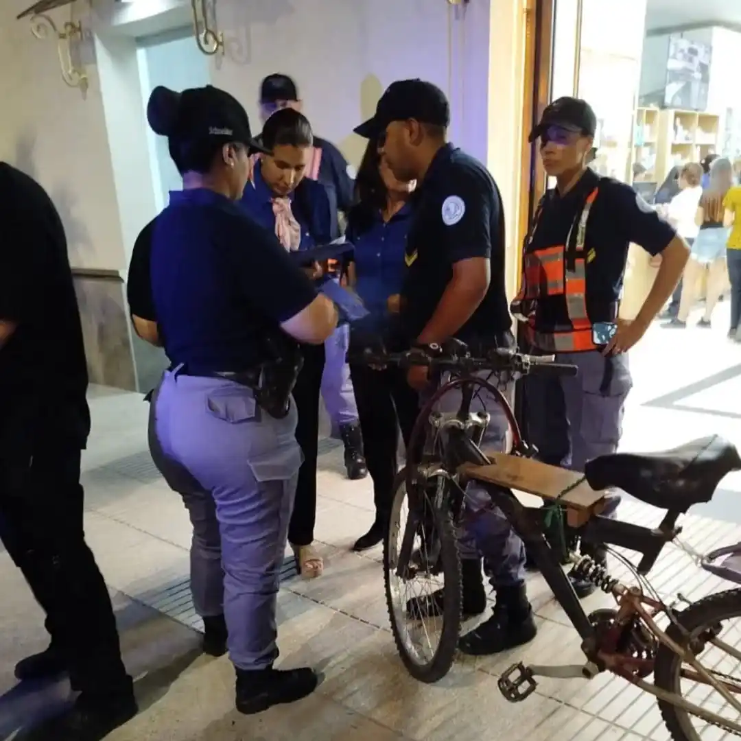 Detuvieron a un sujeto tras intentar robar un perfume de una farmacia