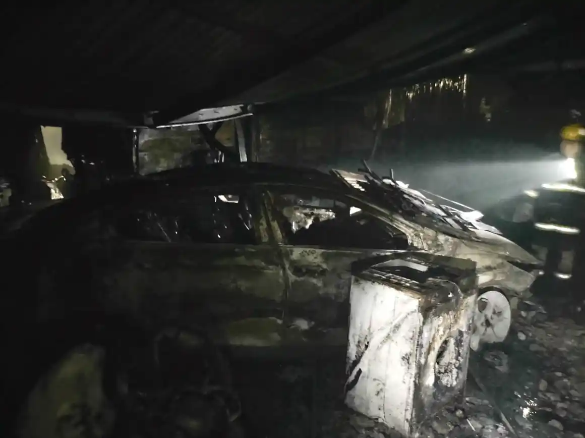 Un incendio de gran magnitud dejó pérdidas totales en un galpón de la región