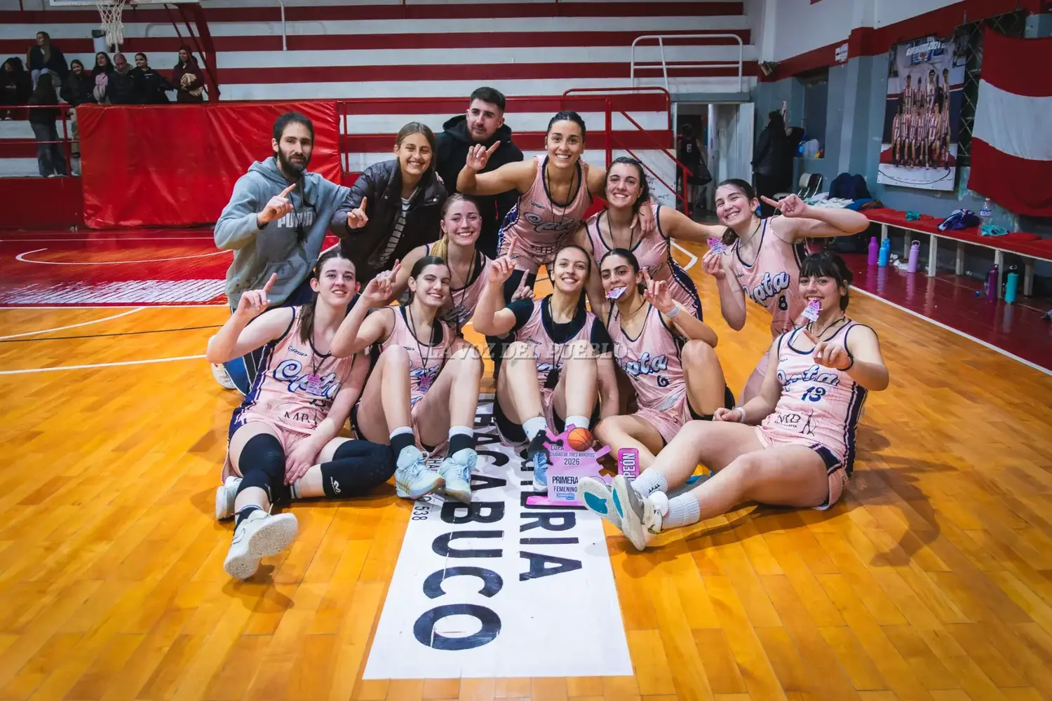 Las chicas de Club de Pelota celebran la consagración en Primera ante Argentino