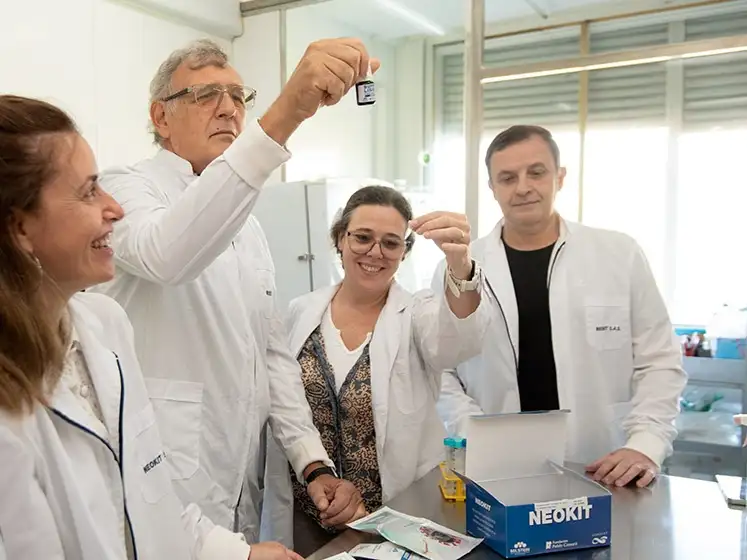 El grupo de científicos liderado por Adrián Vojnov, analizando las muestras para la aplicación del Neokit.