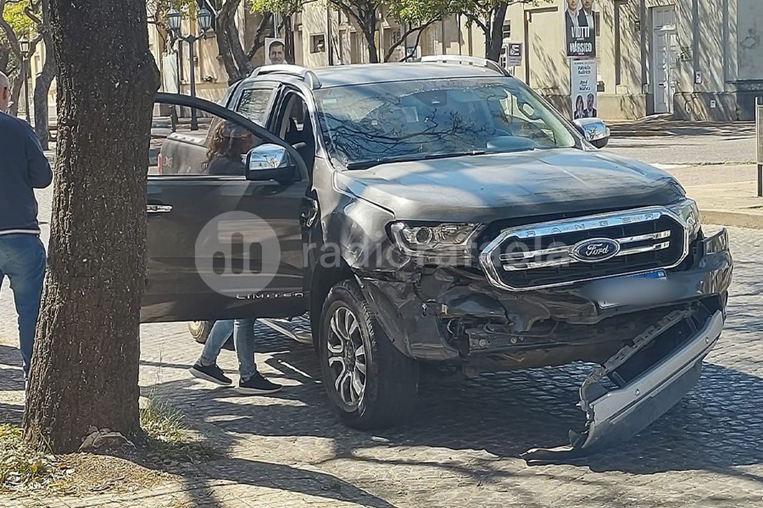 Fuerte colisión entre dos vehículos en zona céntrica 