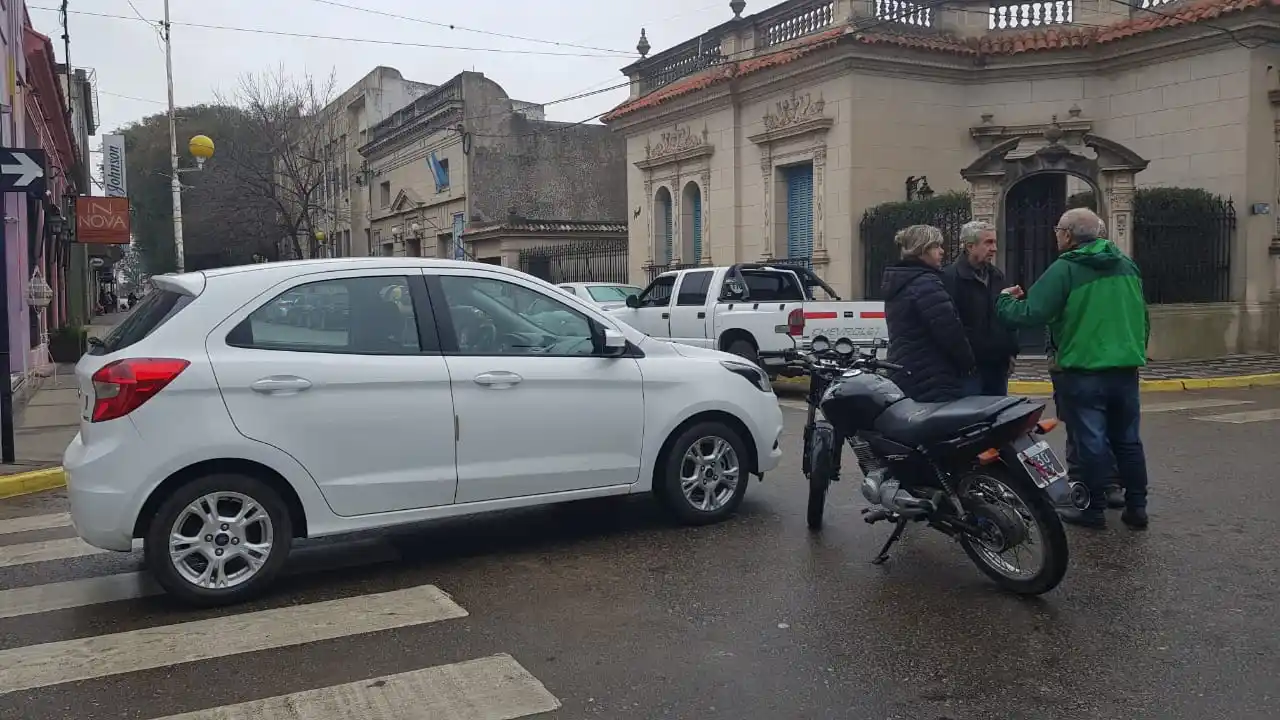 Accidente en Mitre y Quiroga: una motociclista trasladada al Hospital