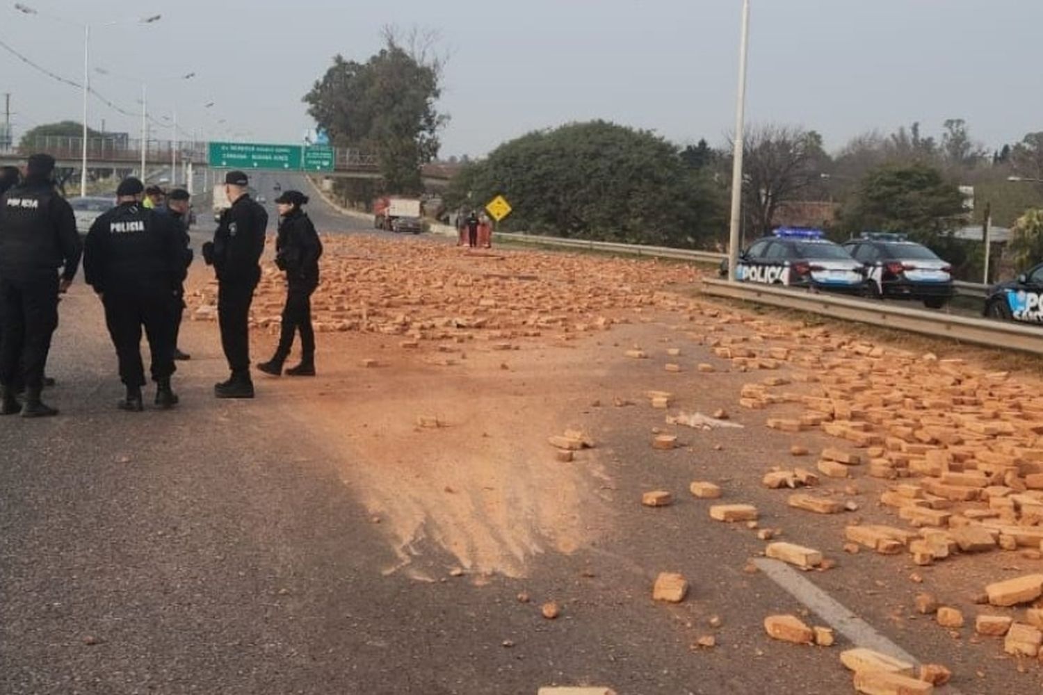 Caos en el tránsito de Circunvalación por un camión que desprendió su carga