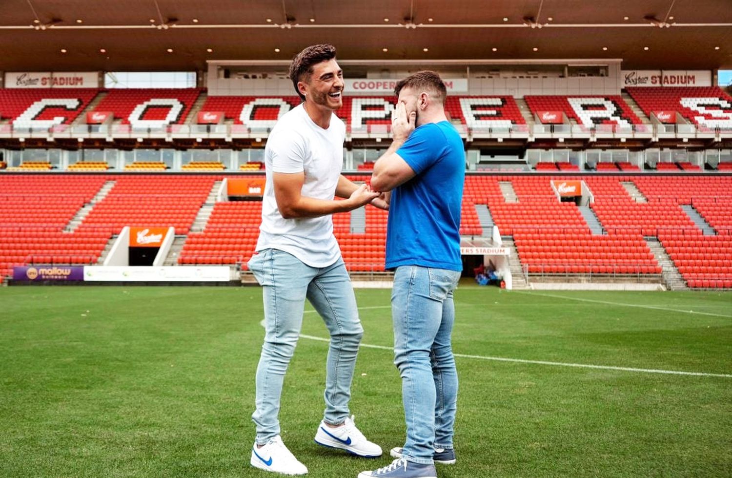 Un futbolista le pidió casamiento a su novio en el estadio de su club