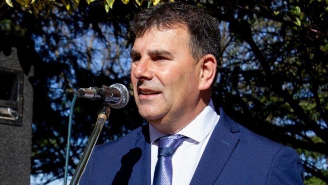 Su salto al escenario político se dio en 2013 como concejal del Frente para la Victoria, pero sorprendió en 2016 al pasarse a Cambiemos, espacio con el que fue reelecto en 2019.