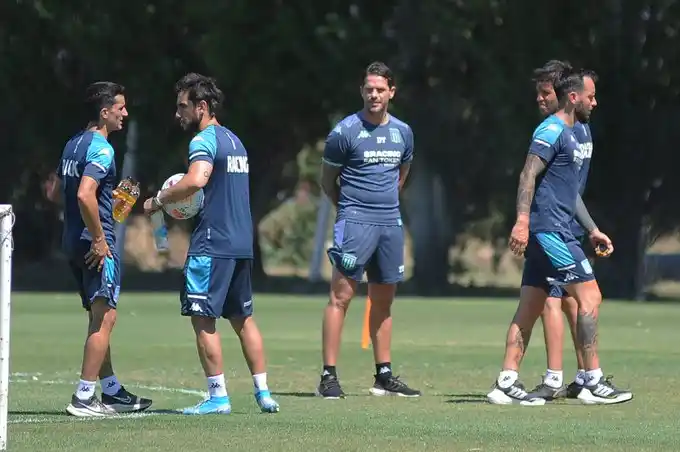 El plantel de Racing volvió a las prácticas con 30 jugadores
