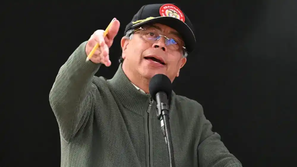 Petro dice que colombianos deben manifestar en EE.UU. contra impuesto a las remesas