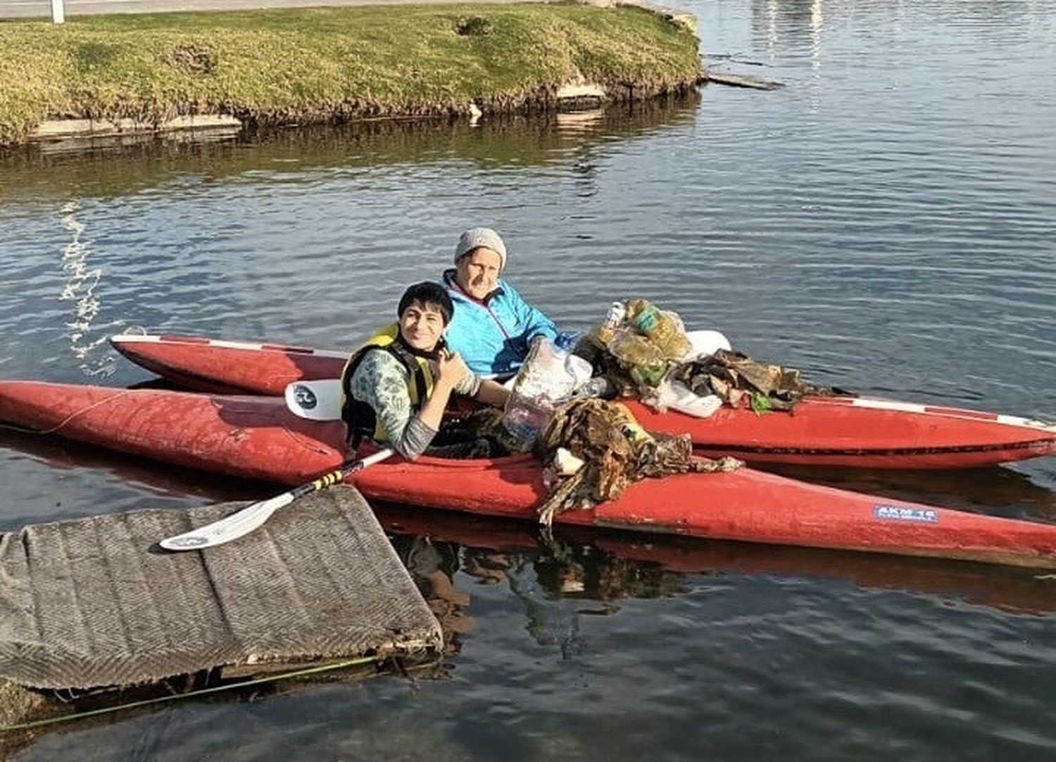 Los participantes se dedican a limpiar el espejo de agua y sus orillas, promoviendo la preservación del entorno natural.