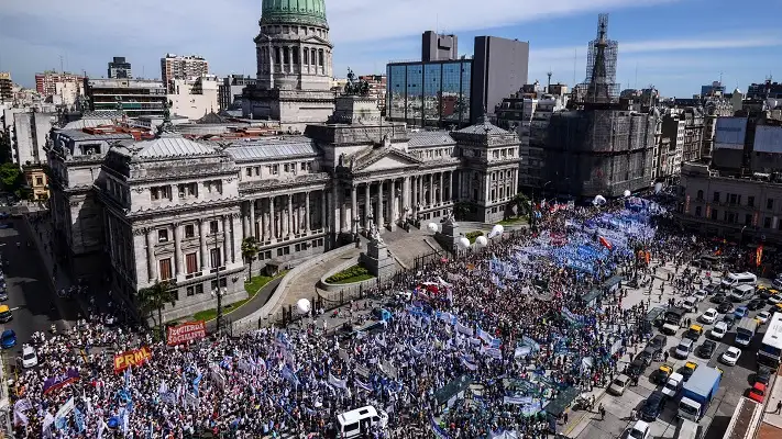 Multitudinaria marcha de maestros al Ministerio de Educación