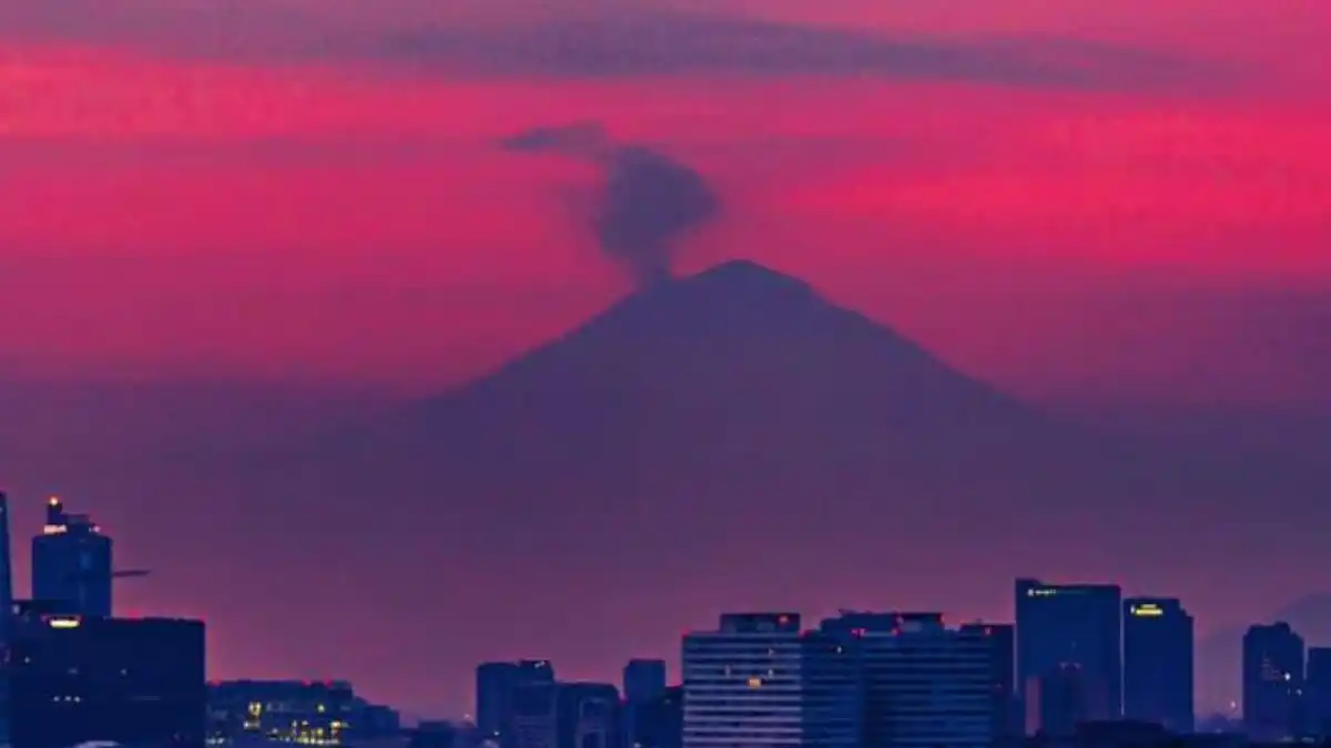 RUGE EL VOLCÁN POPOCATÉPETL: suspenden operaciones en el Aeropuerto de ciudad de México