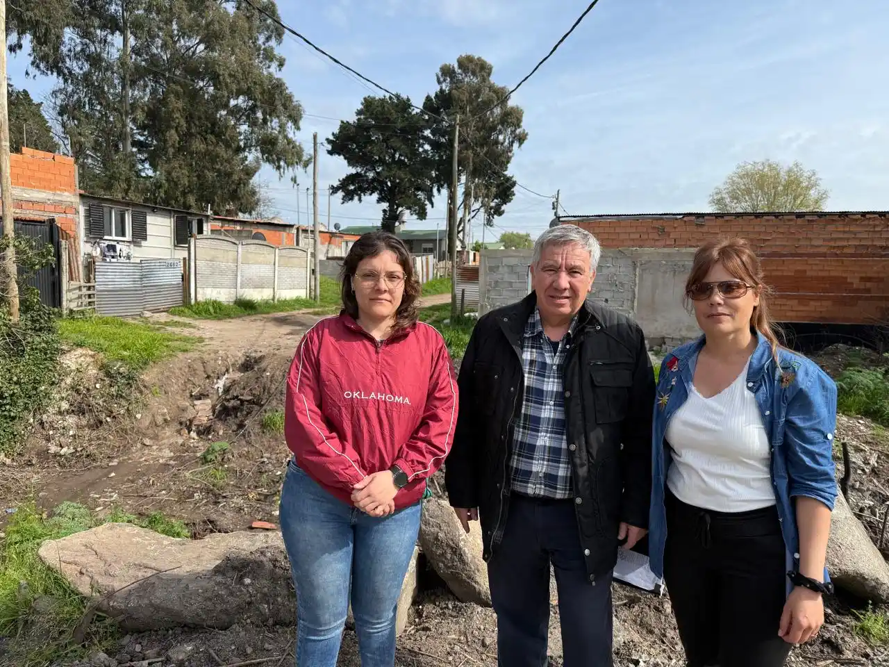 Vecinos de Smata, Los Charitos y Cabildo. De fondo, el "zanjón" con la pequeña manguera que los abastece.
