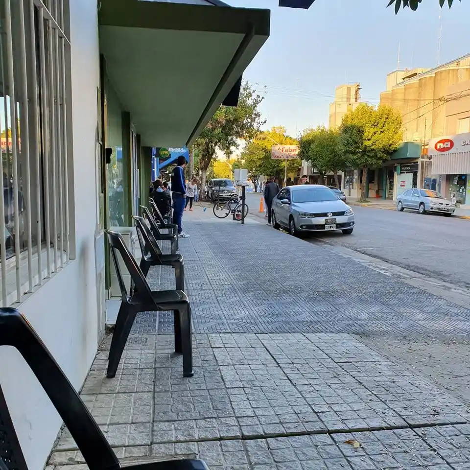 Iniciativa joven para asistir y ordenar la espera de quienes asisten a cobrar al banco