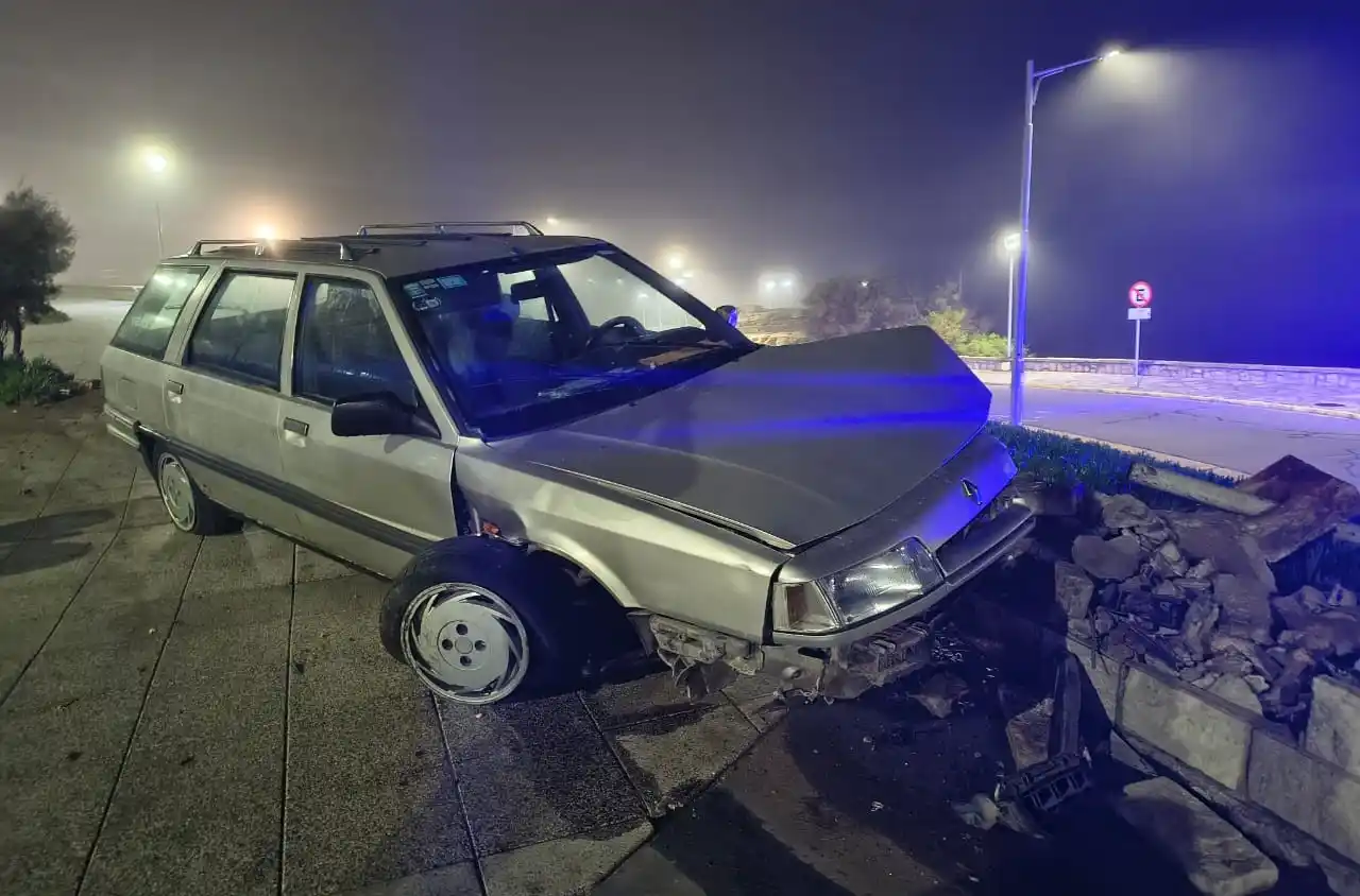 Tras un llamado al 911 se constató la presencia del vehículo sin chapas patentes colocadas, que había colisionado contra el paredón de la explanada..