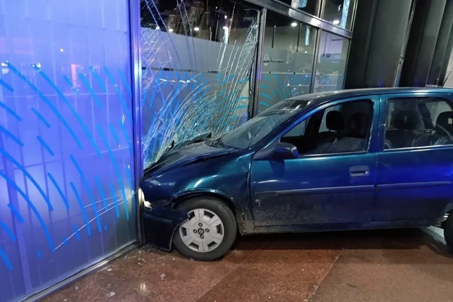 La sucursal bancaria está ubicada en el cruce de las peatonales del centro de Rosario.