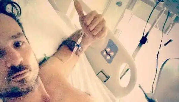 Chano: selfie y mensaje mal escrito desde la terapia intensiva