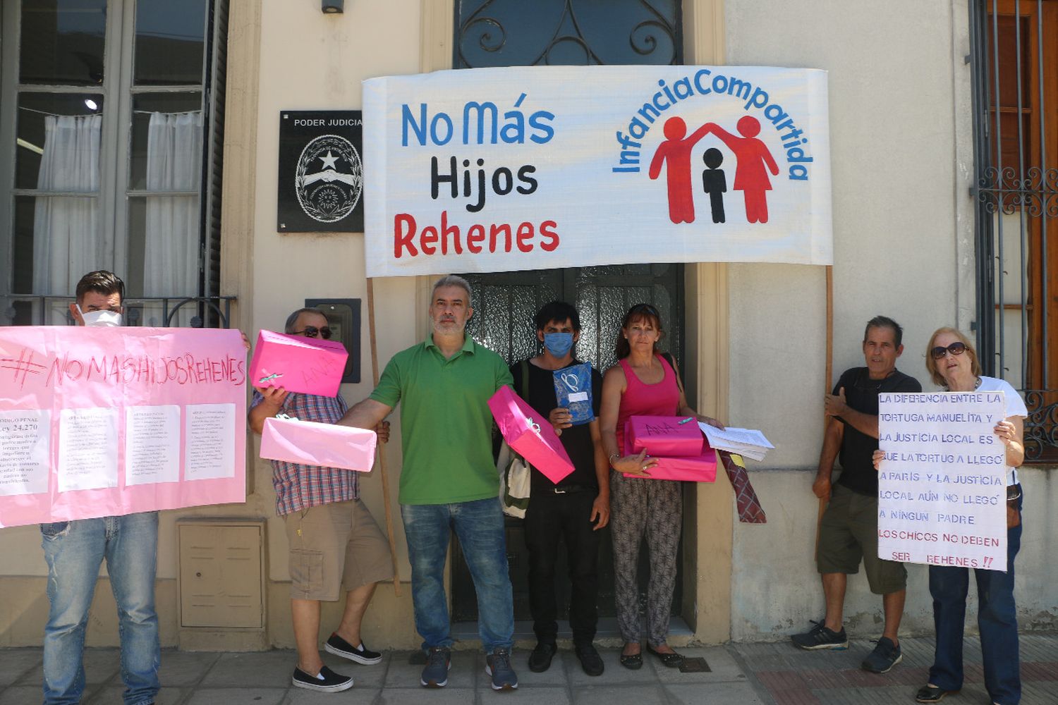 "No más hijos rehenes": padres y abuelos reclamaron ante el Juzgado de Familia