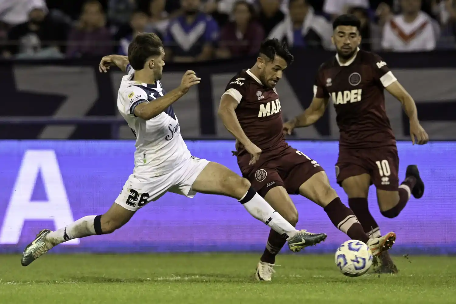 Un cruce de Bouzat ante Lautaro Acosta.