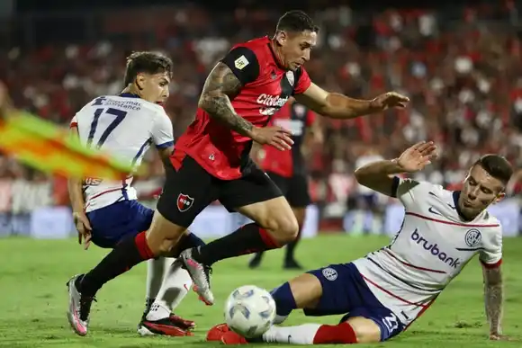Newell’s igualó con San Lorenzo en un partido repleto de goles en el Coloso
