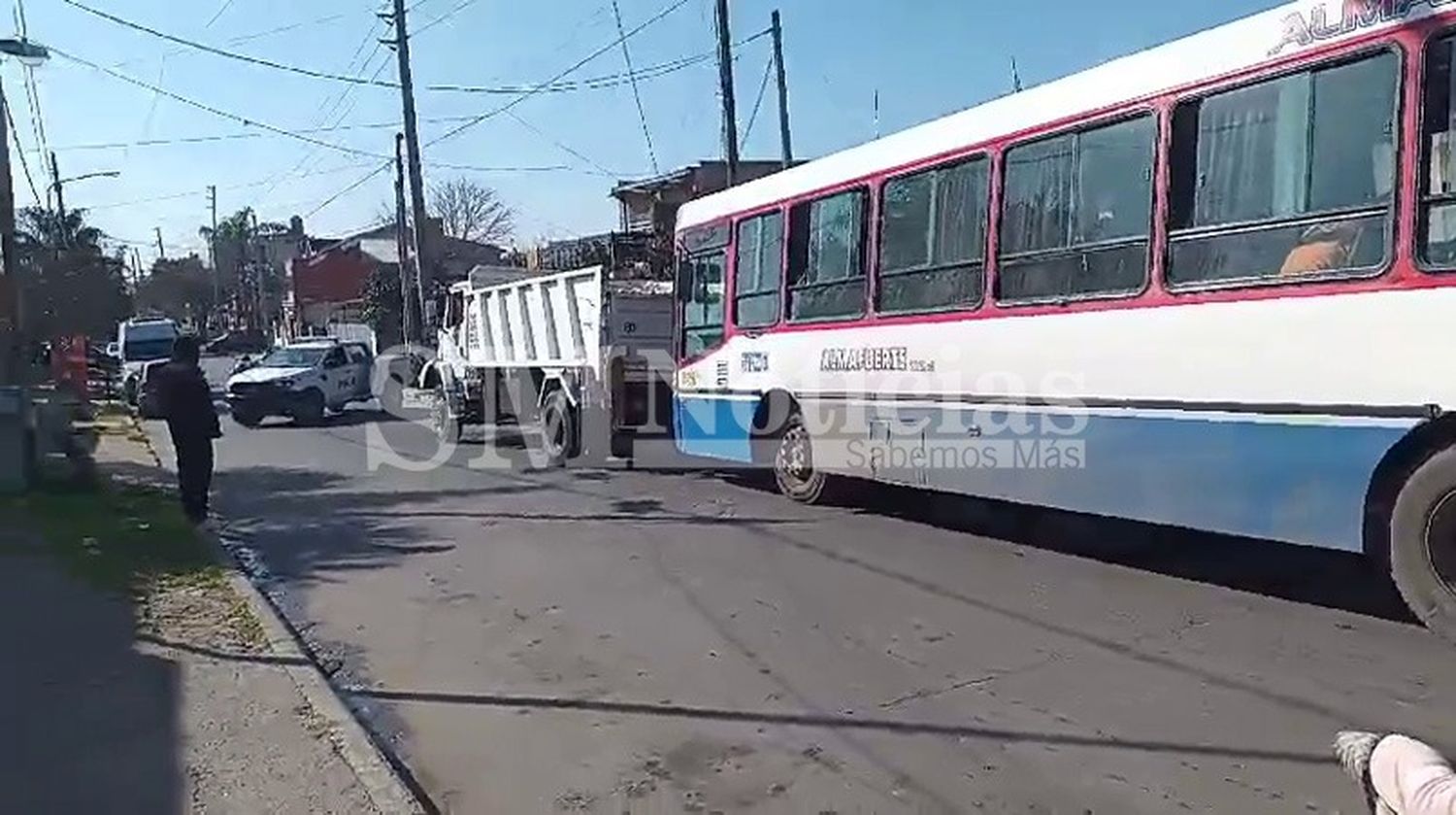 Un colectivo chocó con un camión en La Matanza: Hay pasajeros heridos y es el segundo accidente de la línea esta semana