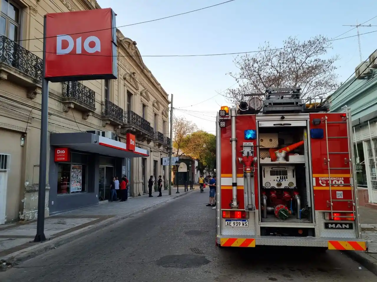 Evacuación en supermercado por desprendimiento en el edificio