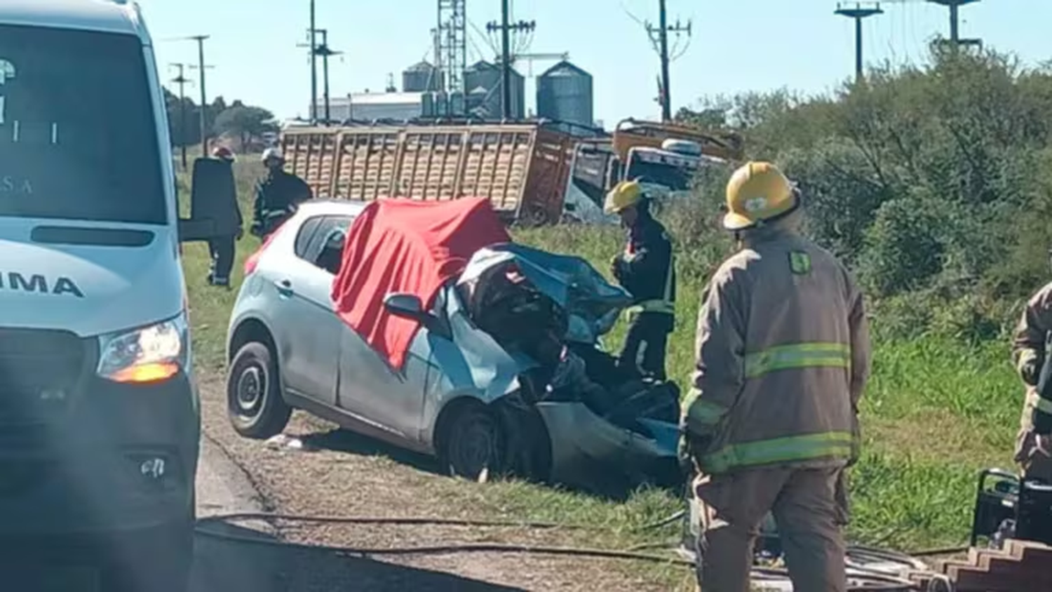 Choque fatal entre un auto y un camión en Entre Ríos: murieron un niño de cinco años, su madre y su abuela