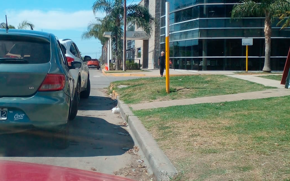 Queja por estacionamiento en 3 de Febrero
