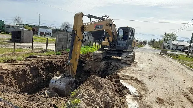 En calle Gardel construyen un desagüe pluvial subterráneo