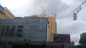 Así se incendió sede del Saime en el centro de Caracas (+Video)