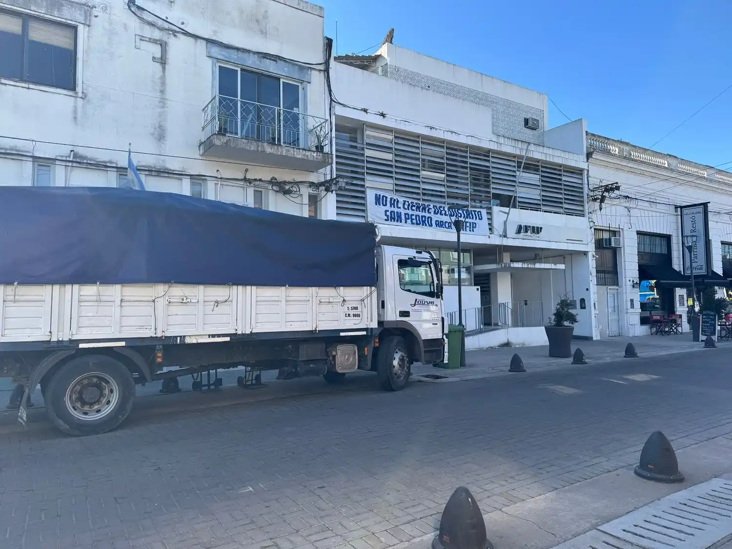 Uno de los camiones de la empresa Jouve, de Mercedes, en las puertas de la ex Arca / Afip en San Pedro.