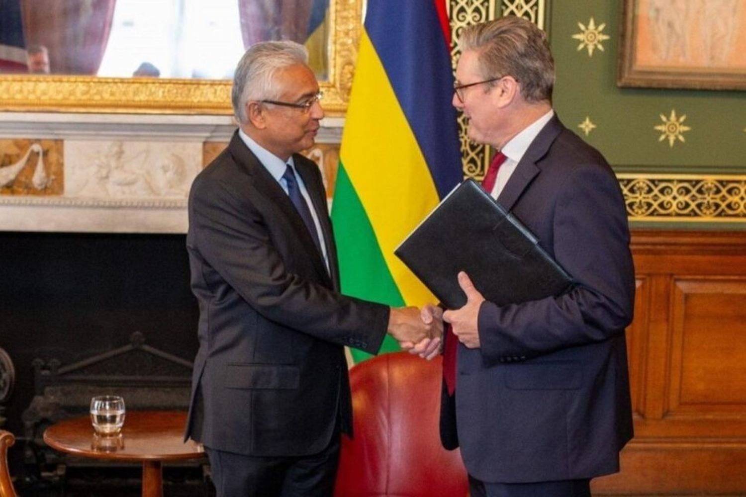 El primer ministro británico, Keir Starmer, y su homólogo de Mauricio, Pravind Kumar Jugnauth.