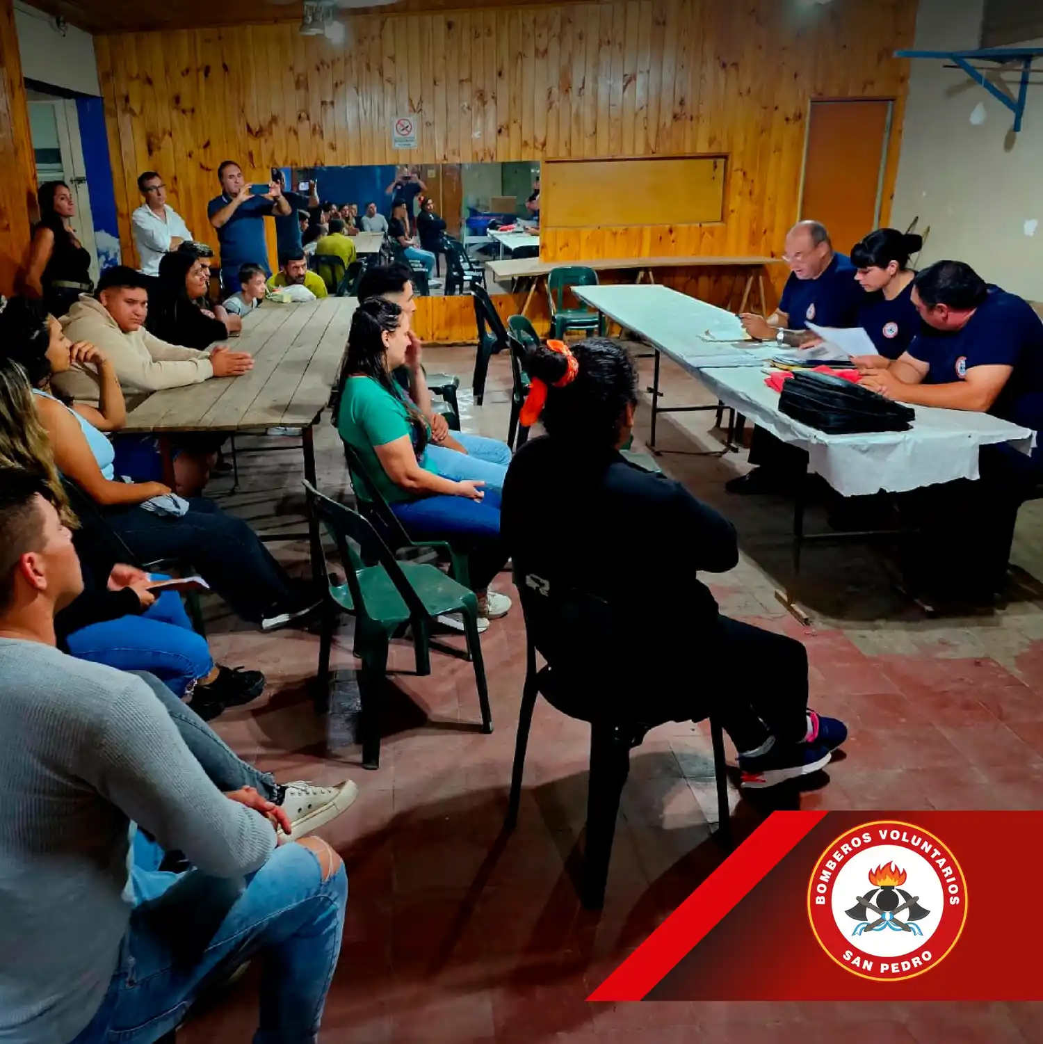 La jefatura del cuerpo activo de bomberos presento a los instructores de aspirantes
