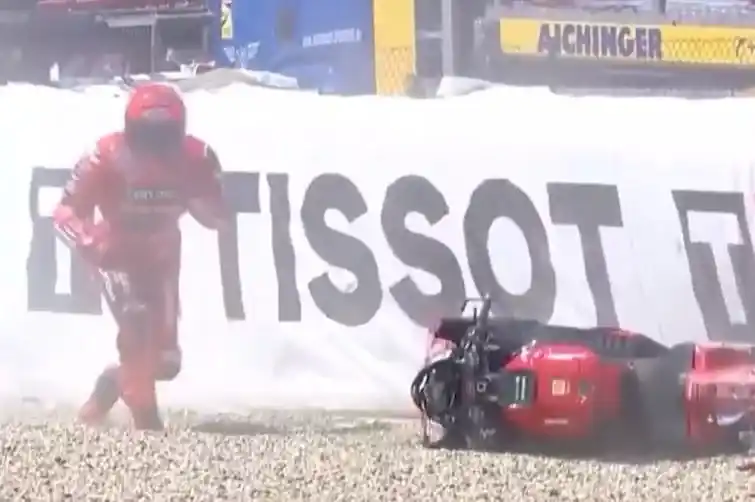 VIDEO | Fuerte caída de Marc Márquez en República Checa: perdió la pole ante un imparable Bagnaia