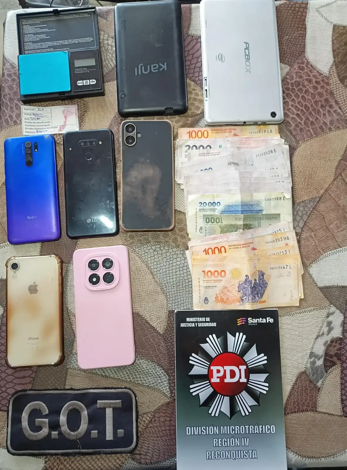 Allanaron una vivienda por microtráfico en Villa Ocampo: un detenido, celulares, una balanza y dinero secuestrado - 3