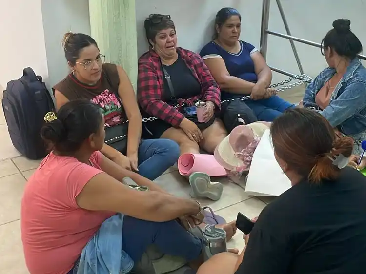 Tensión y desalojo en el IPV: un reclamo habitacional terminó en sede provincial