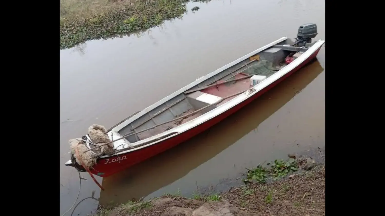 La canoa apareció durante esta jornada pero sin el motor. Estaba abandonada en cercanías a la Boca de Larsen.
